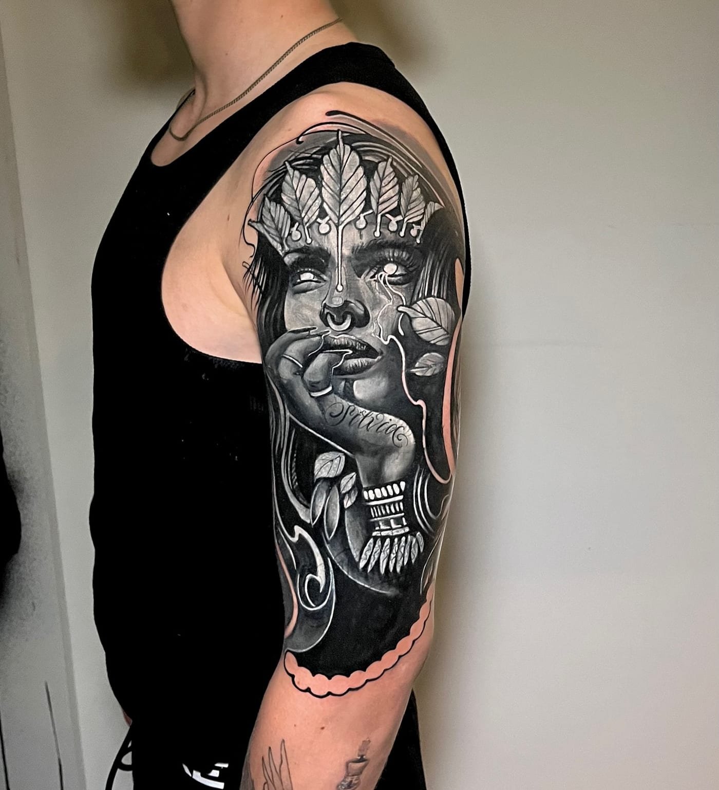 Esempio di tatuaggio cover-up Black and Grey, manica con ritratto femminile e corona di foglie