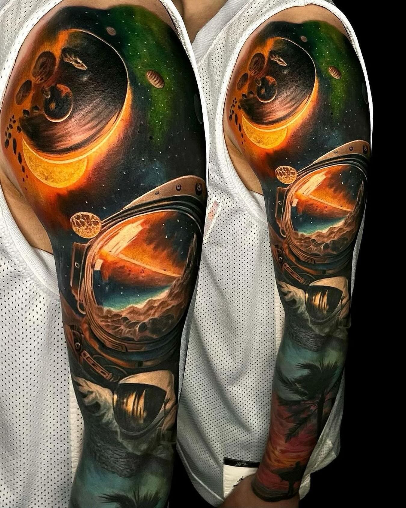 Tatuaggio realistico a colori di un astronauta, manica intera